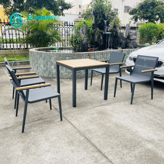 Moderno mobili&aacute;rio de jantar ao ar livre quadro de alum&iacute;nio cadeira de jantar com apoio de bra&ccedil;o de madeira 4 + 1 p&aacute;tio conjunto de jantar para hotel jardim restaurante