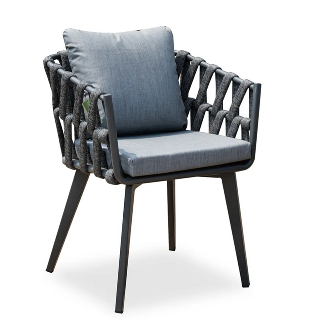 S&uacute;prava rozťahovacieho jed&aacute;lensk&eacute;ho stola z hlin&iacute;kovej stoličky s pr&aacute;škov&yacute;m n&aacute;strekom