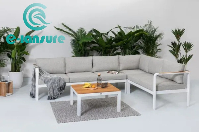 Snygg utomhussoffa m&ouml;bler Slitstark aluminiumstomme H&ouml;rnsoffset Tr&auml;dg&aring;rdssoffa med soffbordsset f&ouml;r hemvilla