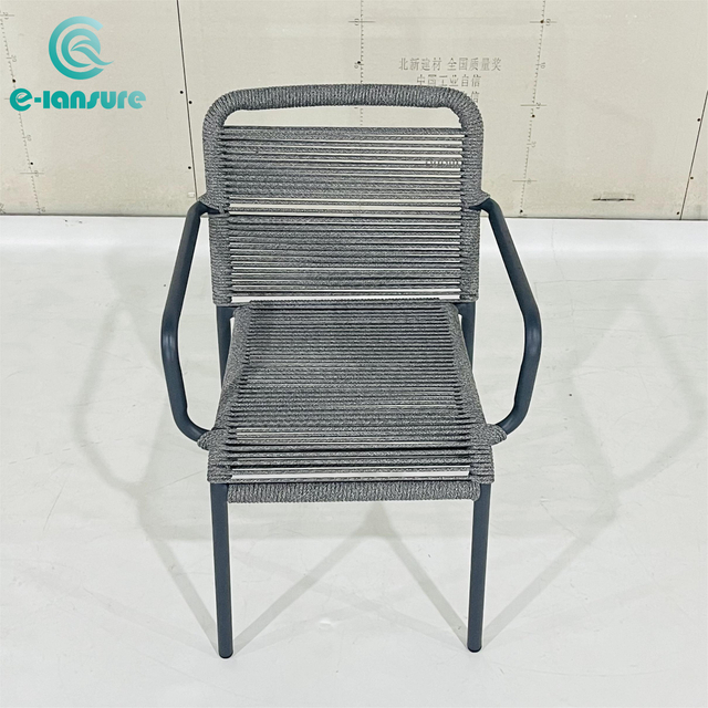 Elegante nuova sedia da giardino nera con braccioli impilabile