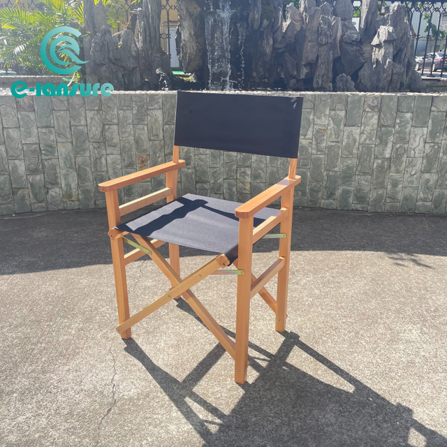 Стильний і зручний розкладний стілець на відкритому повітрі, алюмінієвий каркас із дерев’яною обробкою. Директорський стілець для саду