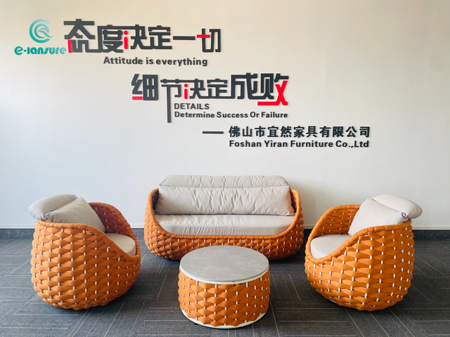 Modern&iacute; venkovn&iacute; sedac&iacute; souprava s kulat&yacute;m tvarem tkan&yacute;m varhann&iacute;m lanem pro n&aacute;dvoř&iacute;