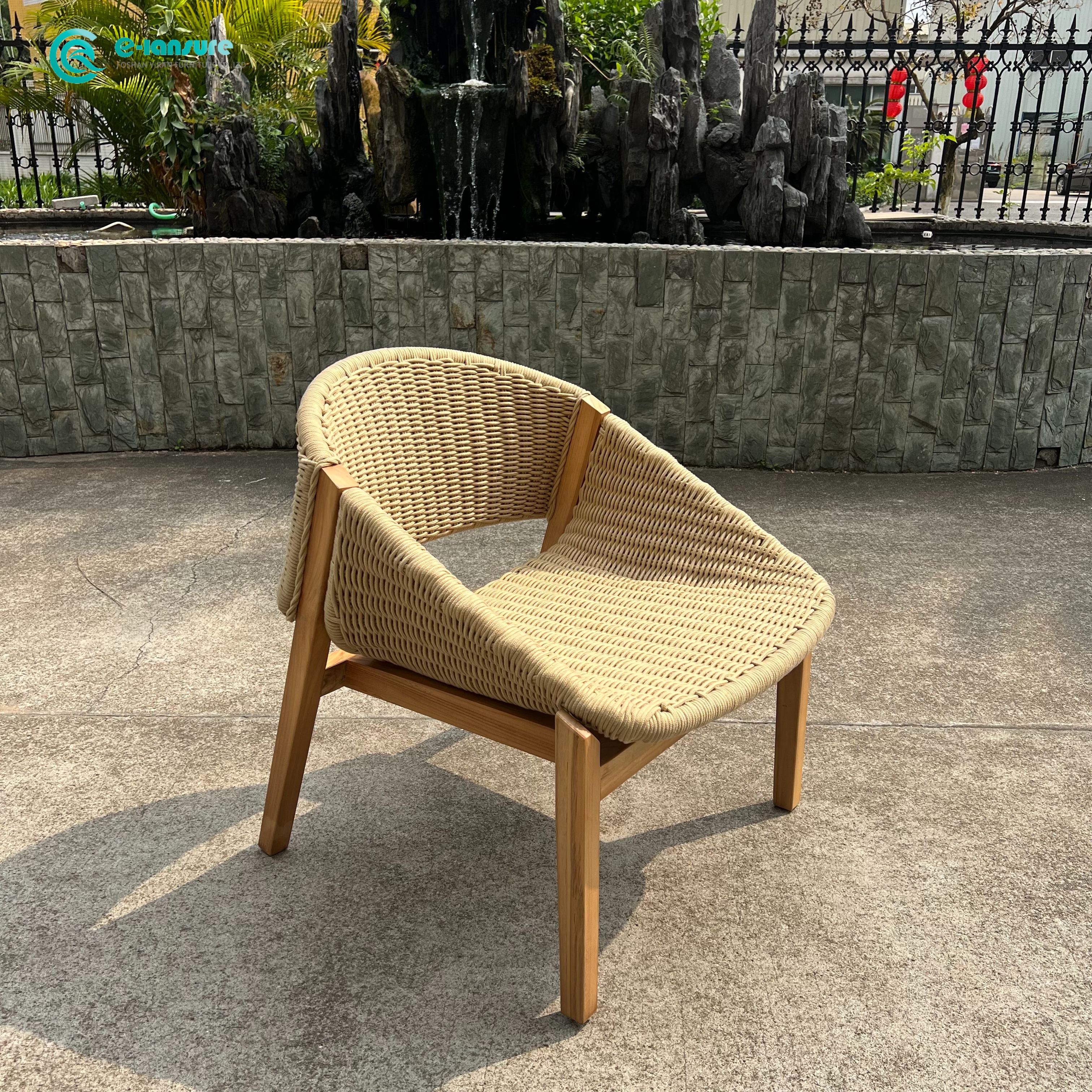 Kursi Santai Outdoor Bergaya Pastoral Kursi Santai Rangka Kayu Jati Dengan Anyaman Rotan 