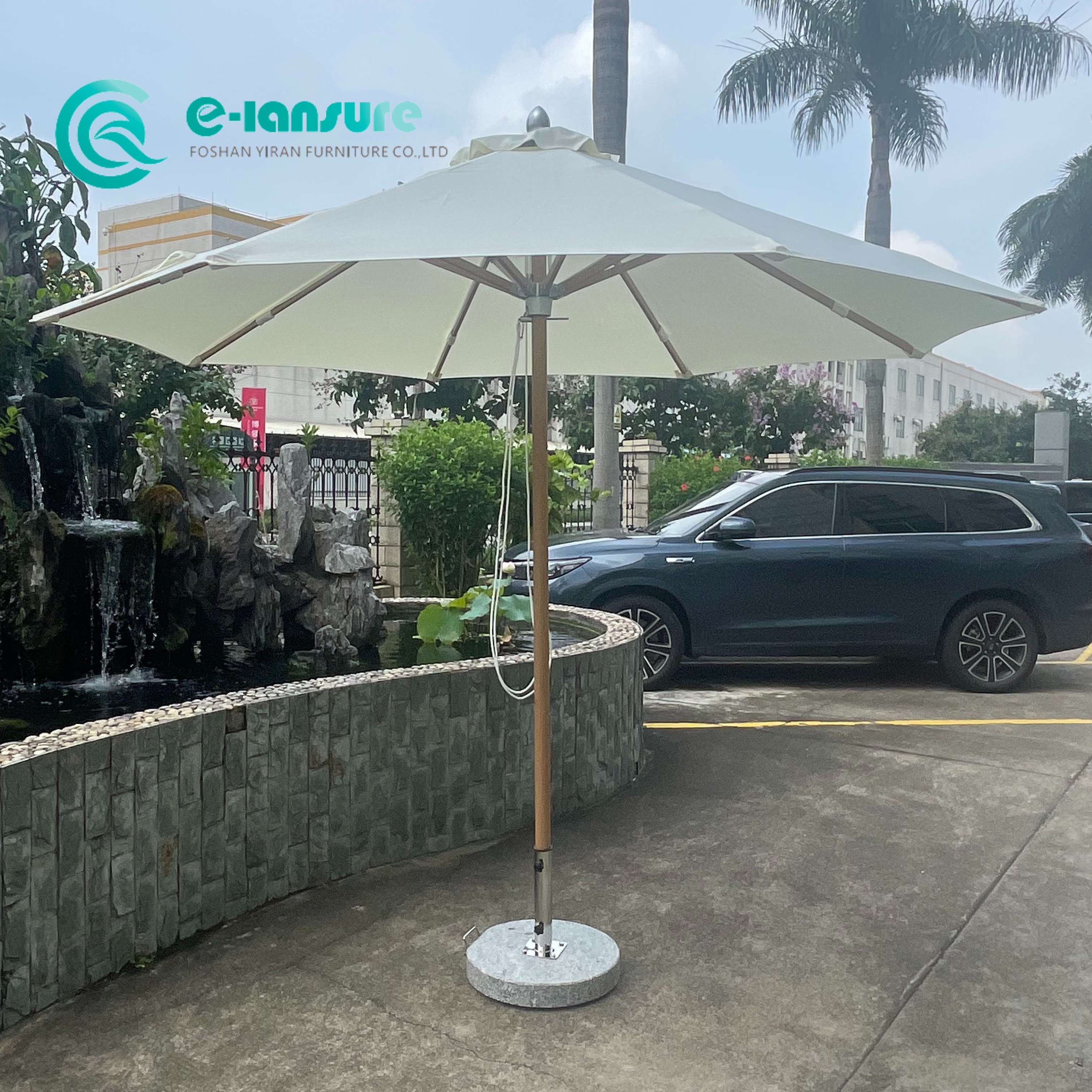 Bingkai Aluminium Payung Taman Borong Moden Dengan Kemasan Kayu Semua Fabrik Cuaca Parasol Patio Dengan Tapak Marmar untuk Pantai Hotel Resort