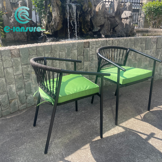 ہوٹل ریسٹورنٹ کے لیے عصری آؤٹ ڈور گارڈن فرنیچر ایلومینیم فریم آنگن کی کرسی سیاہ رسی کھانے کی کرسی