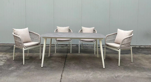 B&eacute;žov&aacute; provazov&aacute; j&iacute;deln&iacute; židle s obd&eacute;ln&iacute;kov&yacute;m stolem ze slinut&eacute;ho kamene