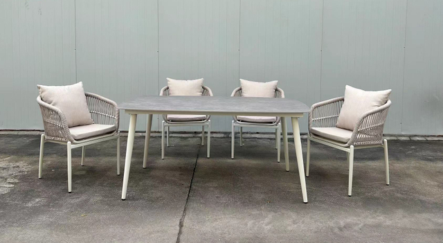 כיסא אוכל בחבל בצבע בז' עם שולחן מלבני מאבן סונטה