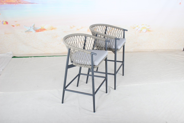 Esclusivo sgabello da bar con braccioli intrecciati in corda con poggiapiedi per patio