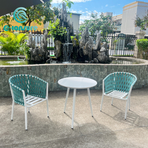 У европском стилу модерна спољна трпезаријска столица и стол са алуминијумским оквиром