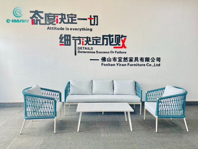 Lekka, luksusowa aluminiowa rama zewnętrzna, niebieska tkana sofa i stolik kawowy