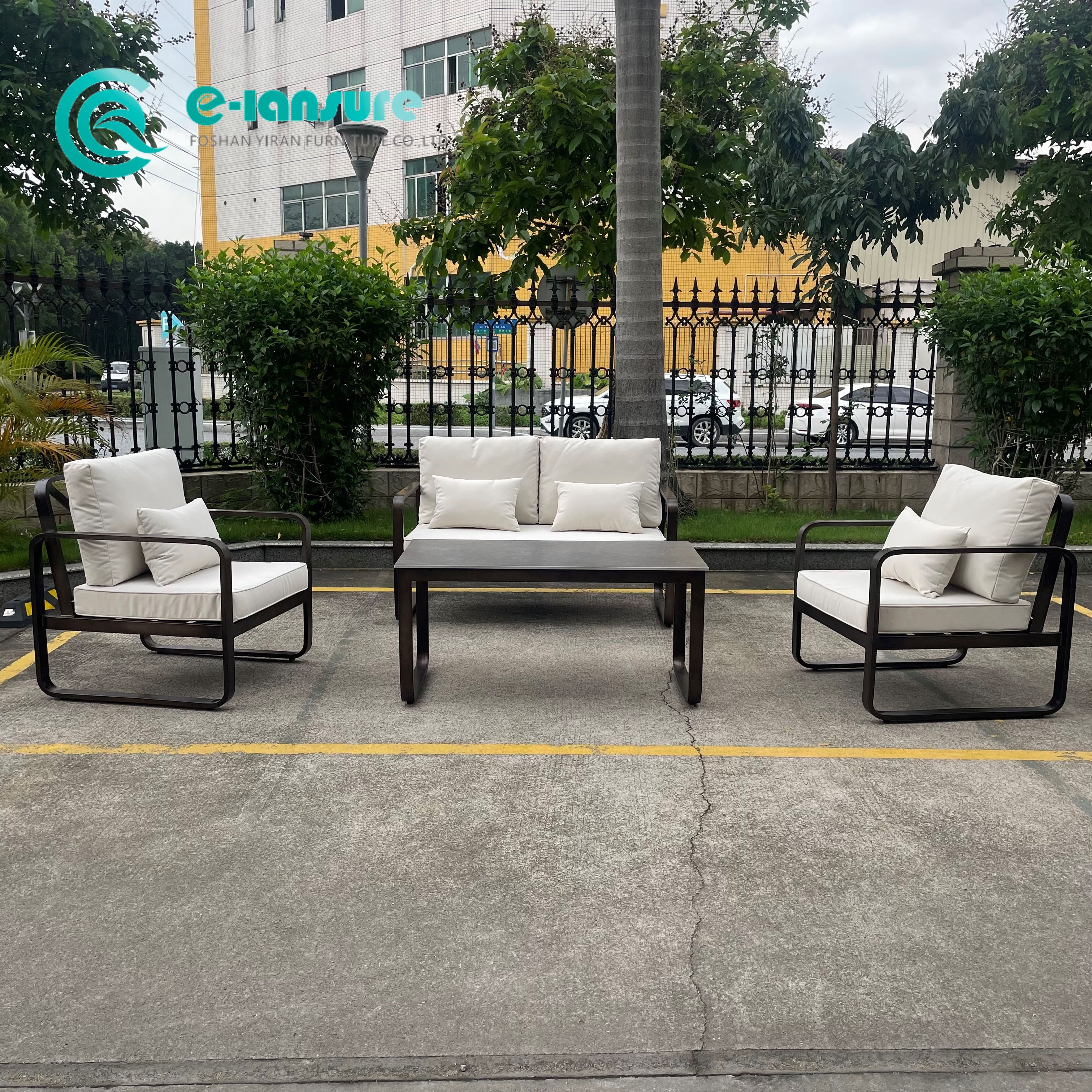 Mobilier modern și minimalist din aluminiu set de canapele de exterior cu pernă impermeabilă, scaun și măsuță de cafea pentru grădină.