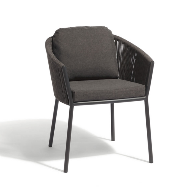Silla de comedor industrial de cuerda negra para jard&iacute;n.