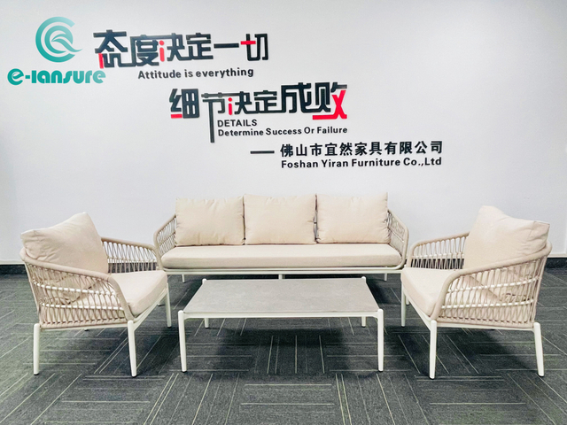 Vit pulverlackerad aluminiumrepv&auml;vd utomhussoffa med soffbordsset