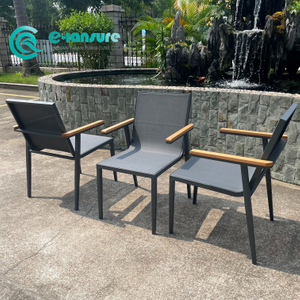 Perabot Luar Aluminium Gaya Ringkas Kerusi Makan Fabrik Semua Cuaca Dengan Kerusi Patio Taman Tempat letak tangan kayu untuk Restoran Hotel