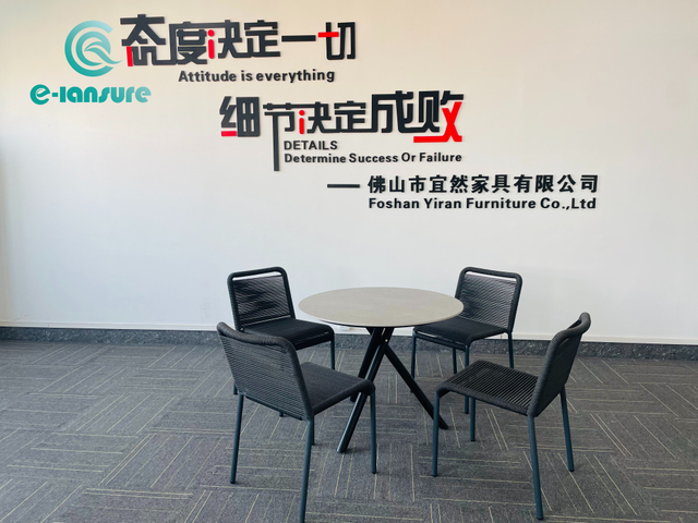 نورڈک سادہ بیرونی کھانے کا فرنیچر ایلومینیم فریم بغیر بازو کے بنے ہوئے رسی کھانے کی کرسی کے ساتھ گول میز سیٹ