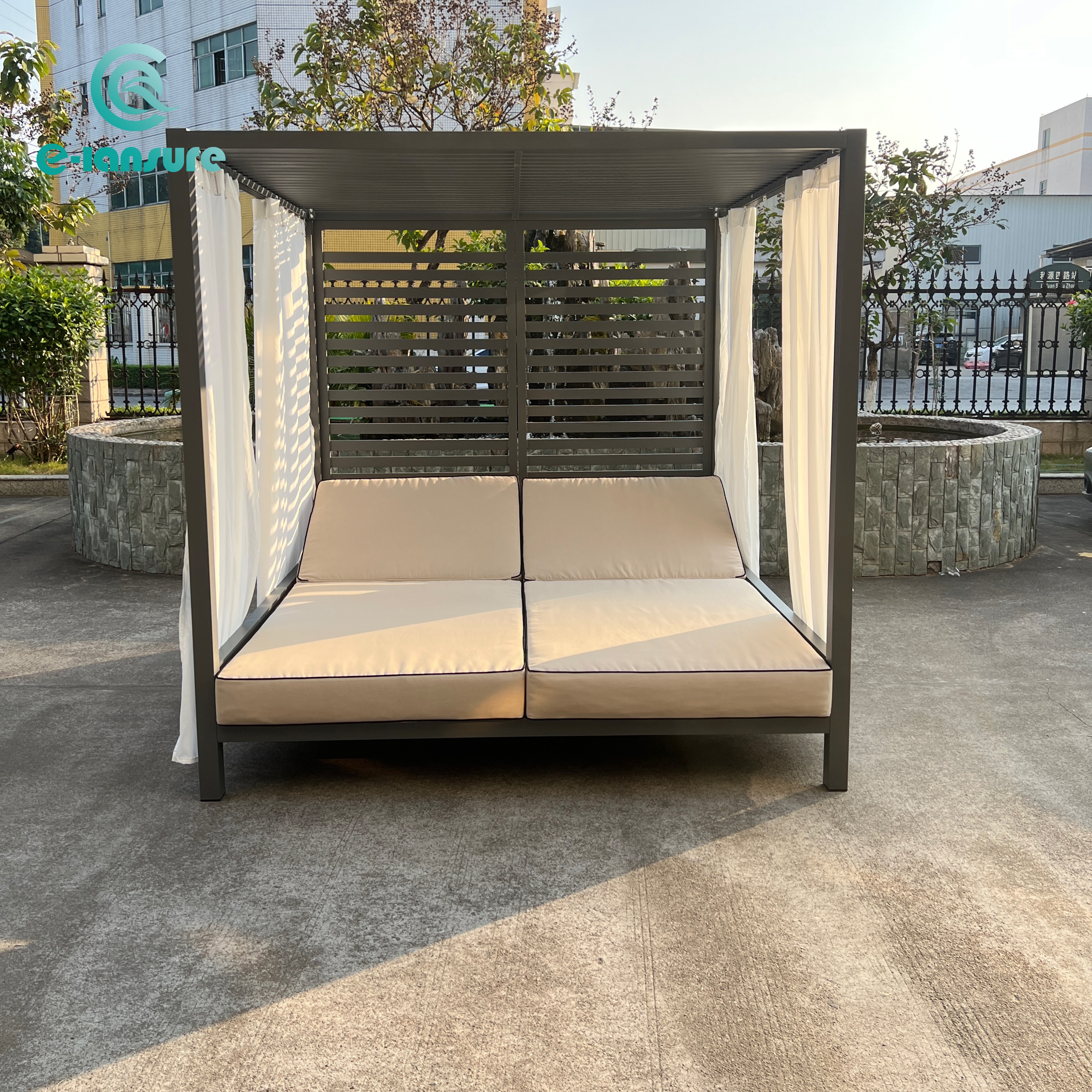 Czy meble z drewna tekowego szarzeją?