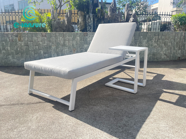 Wsp&oacute;łczesne meble ogrodowe Trwała aluminiowa rama Leżak ze stolikiem kawowym do ogrodu