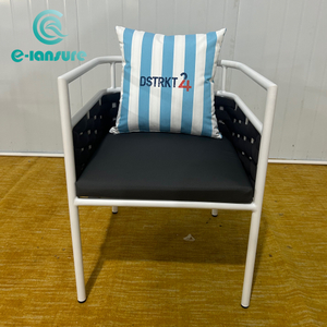 Lihtsa stiiliga v&auml;lim&ouml;&ouml;bel vaba aja k&ouml;iega kootud tool koduaia sisehoovi jaoks