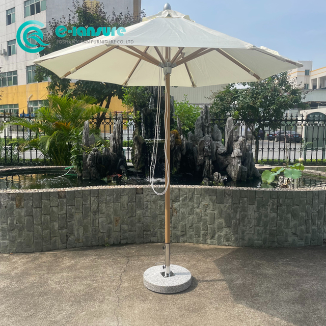 Furnitur Payung Luar Ruangan Bingkai Aluminium dengan Lapisan Kayu Payung Kerai Kain Tahan Air Payung Bulat untuk Pantai Hotel 