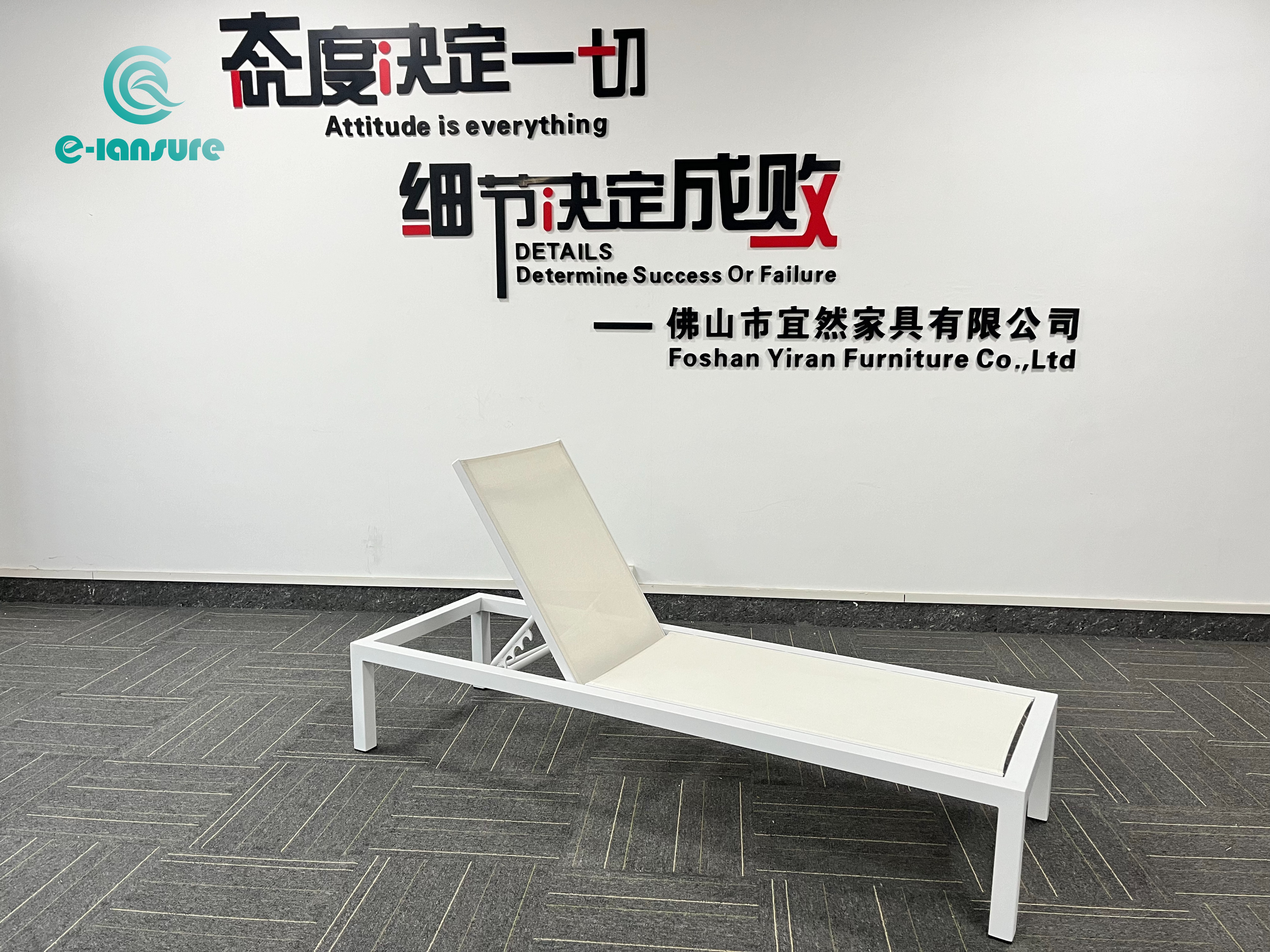 Minimalis Garden Furniture Poolside Sun Lounger Putih Bubuk Dilapisi Aluminium Bingkai Kursi Lounge Muda Semua Cuaca Untuk Resor