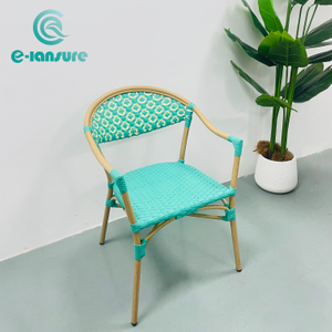 Jednoduch&yacute; styl venkovn&iacute;ho hlin&iacute;kov&eacute;ho r&aacute;mu světle zelen&eacute;ho ratanu pro restauraci na terase