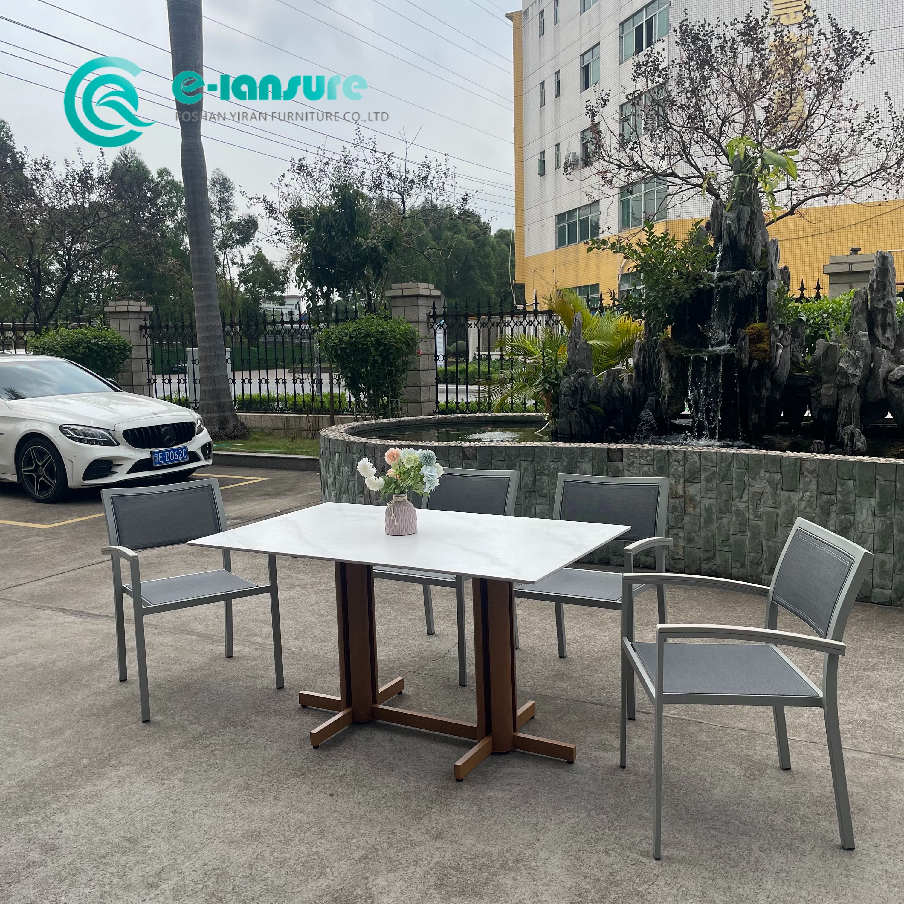 Furnitur makan luar ruang yang elegan, kursi makan aluminium dengan sandaran tangan kayu lapis dan meja makan finish kayu untuk restoran teras