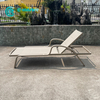 Elegant Outdoor Sun Lounger Aluminum Frame Chaise Lounge Chair Poolside Sunbed Na May Armrest Design Para sa Hotel Resort Patio