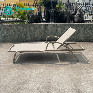 เก้าอี้อาบแดดกลางแจ้ง Eletgant กรอบอลูมิเนียมเก้าอี้เลานจ์ Chaise Lounge เตียงอาบแดดริมสระน้ำพร้อมการออกแบบที่เท้าแขนสำหรับลานรีสอร์ทของโรงแรม