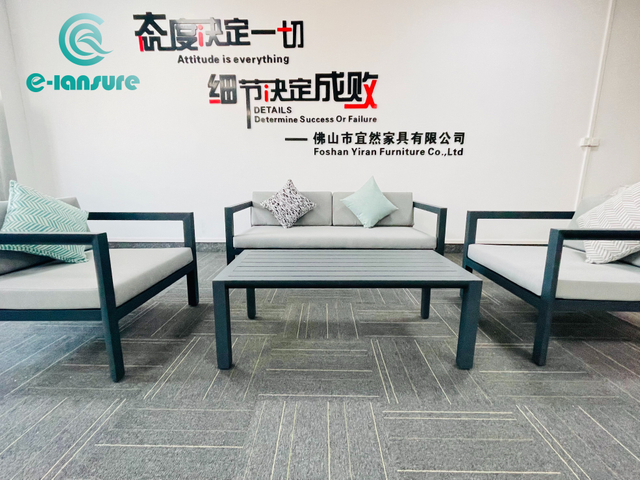 Klassisk utem&ouml;bler Soffa och soffbord i aluminiumram f&ouml;r tr&auml;dg&aring;rden