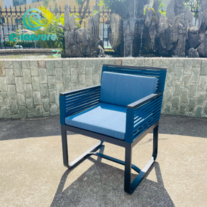 Wsp&oacute;łczesne meble ogrodowe Czarna aluminiowa rama Krzesło do jadalni z niebieską liną i stołem do użytku na zewnątrz