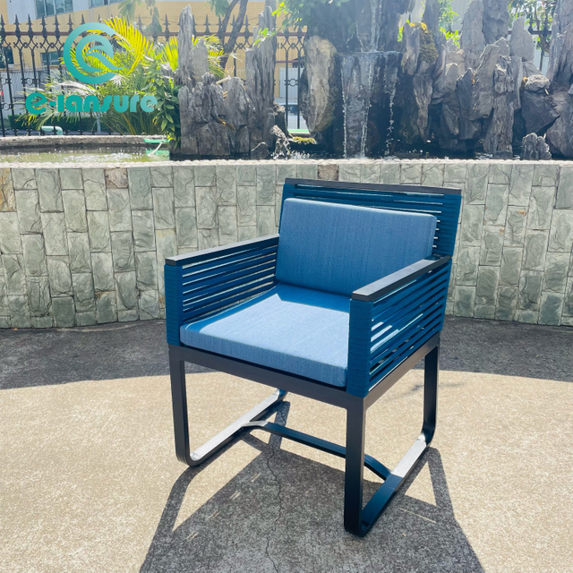 Kaasaegne sise&otilde;uem&ouml;&ouml;bel mustast alumiiniumraamist sinise k&ouml;iega s&ouml;&ouml;gitool koos lauakomplektiga &otilde;ue