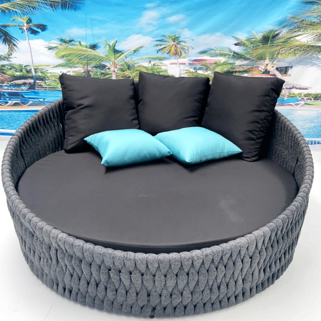 Moderno divano letto imbottito in corda con cuscini decorativi