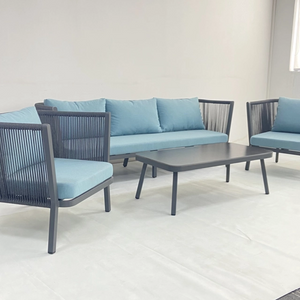 Conjunto de sof&aacute; azul con marco de aluminio negro de cuerda tejida para exteriores