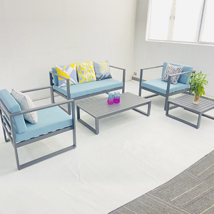 Set di divani con struttura in alluminio grigio per esterni dal design semplice