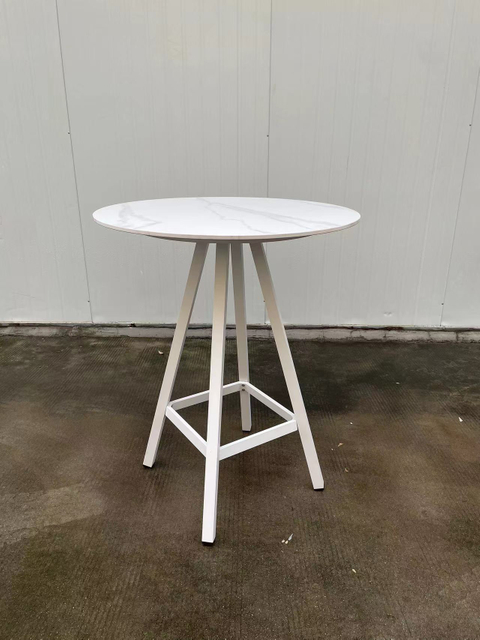 Table de bar ronde en aluminium avec plateau en pierre fritt&eacute;e et pieds KD