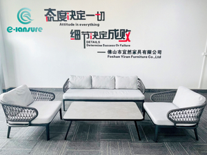 ស៊ុមអាលុយមីញ៉ូនៅខាងក្រៅ សាឡុងខ្សែពួរត្បាញខ្មៅ និងតុកាហ្វេសម្រាប់សួនច្បារ