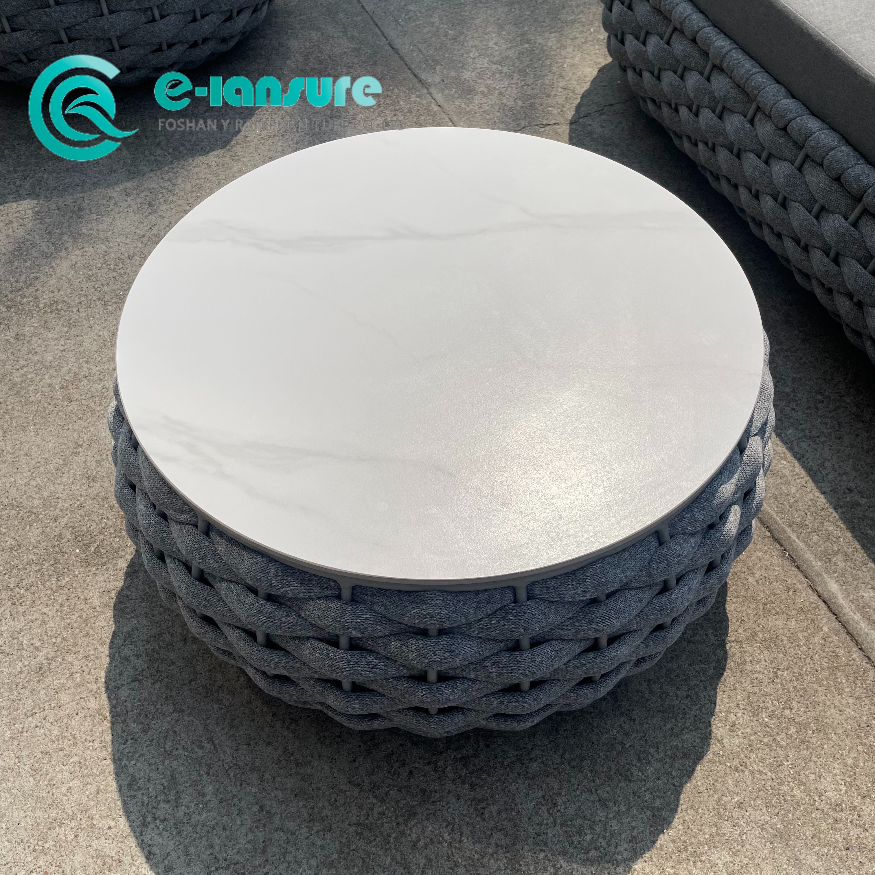 كيف تحافظ على طاولة خارجية؟