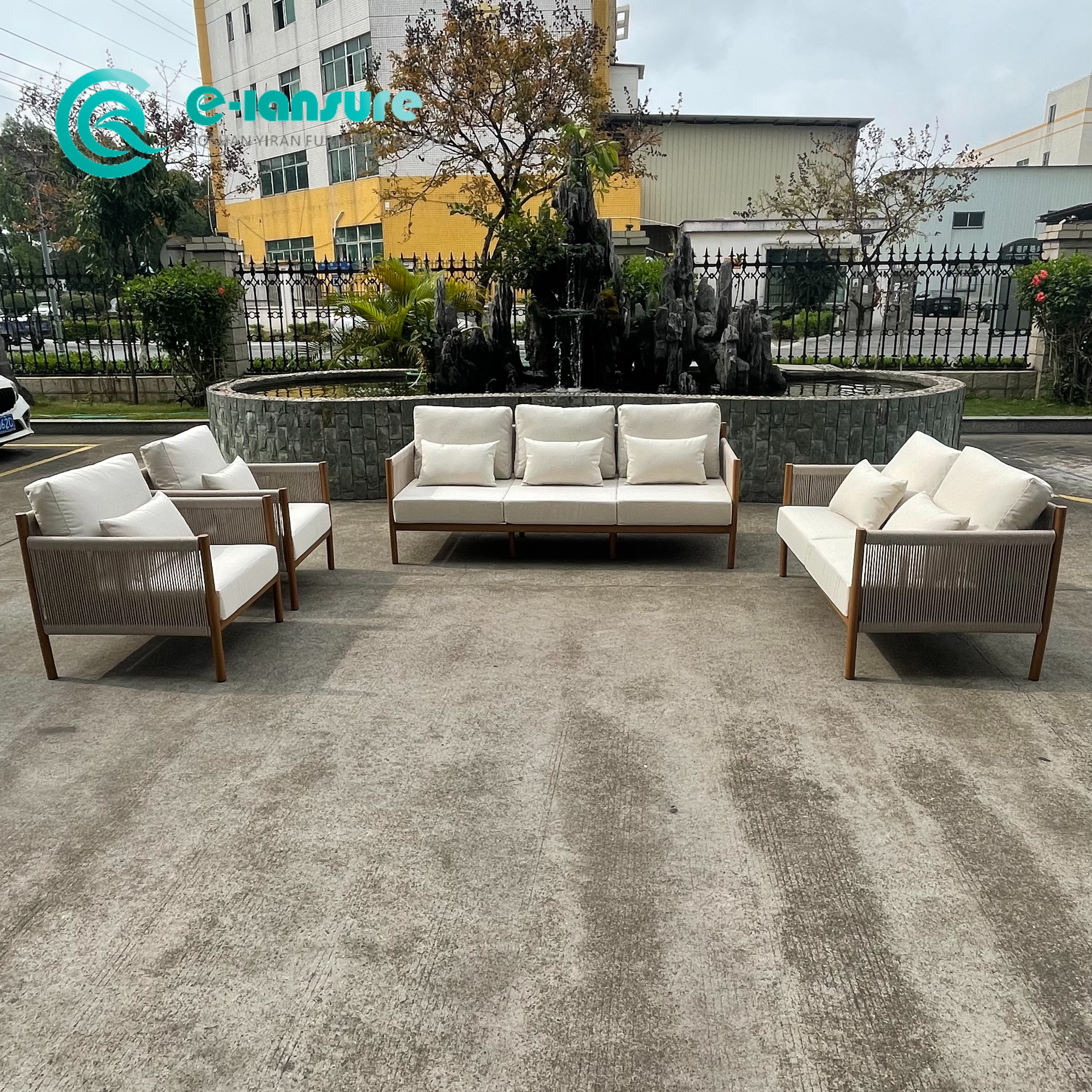 Nowoczesne meble ogrodowe na świeżym powietrzu Sofa z aluminiową ramą z drewnianym wykończeniem Sofa wypoczynkowa z krzesłem do domowego patio hotelowego