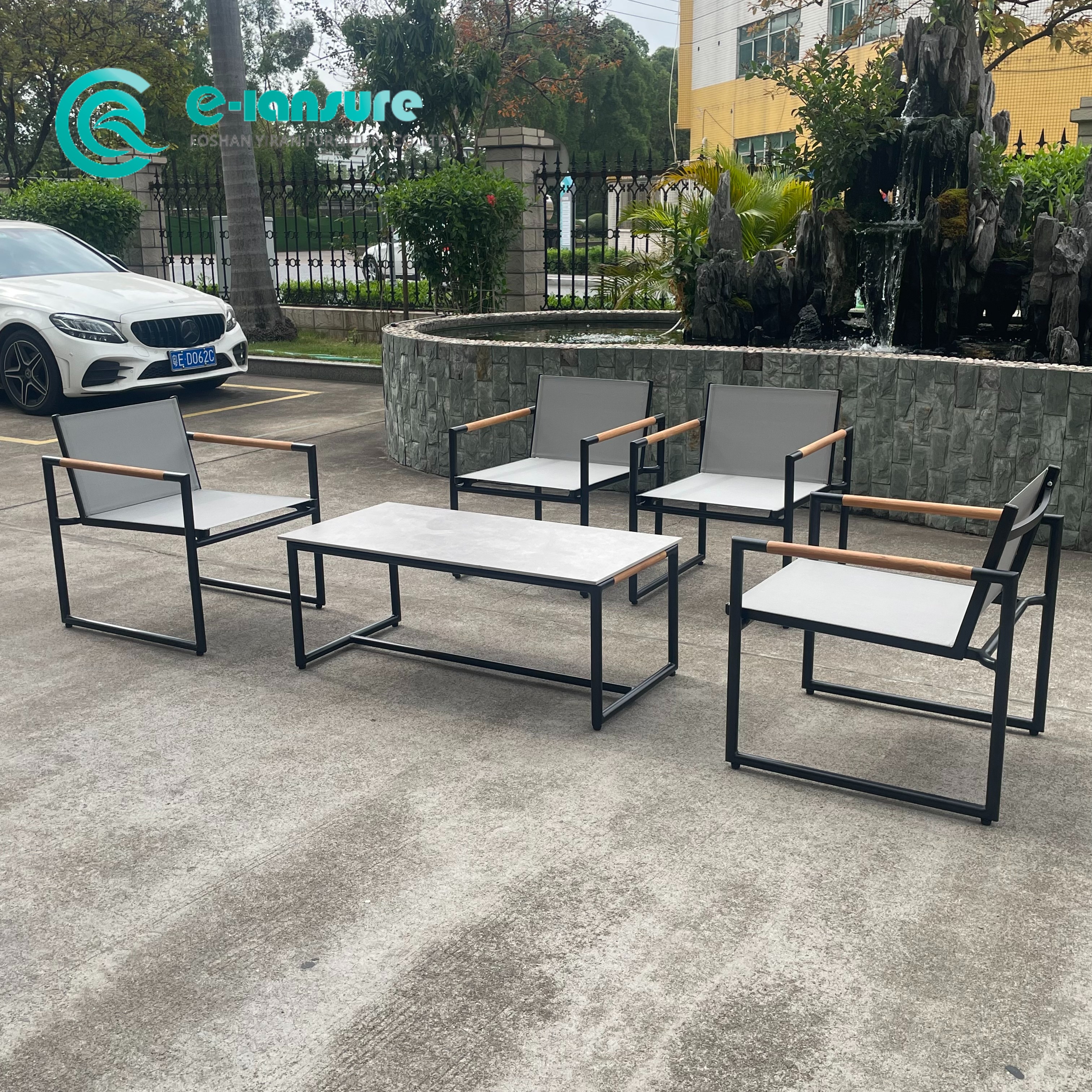 Minimalist açık kanepe mobilya Dayanıklı alüminyum çerçeve kanepe sandalye, kontrplak kolçak bahçesi kanepe sehpa ile otel tesisi için set