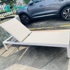 Lettino prendisole in alluminio per mobili da giardino per esterni in stile semplice con lettino prendisole in legno di teak a bordo piscina in tessuto Textilene per cortile
