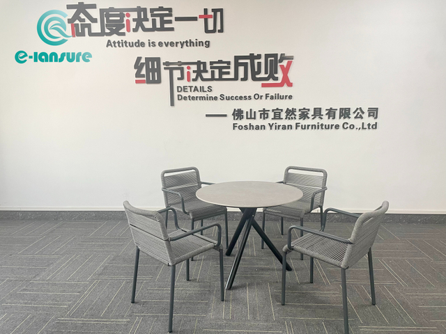 Minimalistiske uteserveringsm&oslash;bler 4+1 spisestuesett i aluminium spisestuestol med rundt bord for uteservering