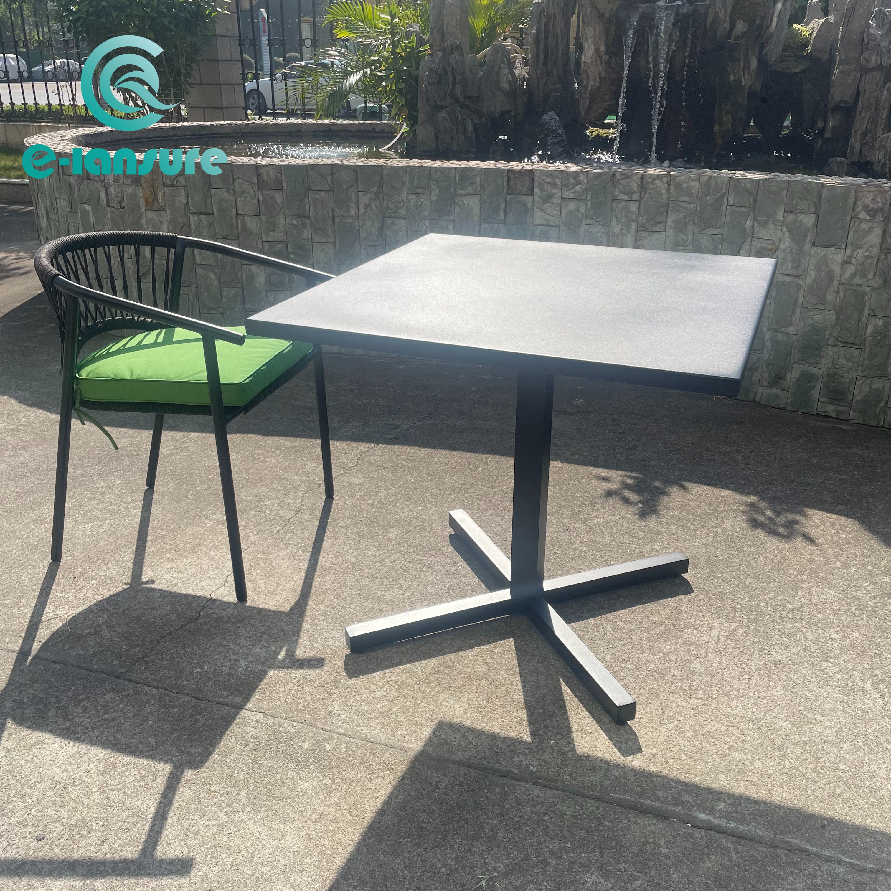 Cila &euml;sht&euml; madh&euml;sia tipike e tavolin&euml;s s&euml; jashtme?