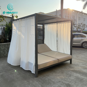 Савремени баштенски намештај на отвореном од алуминијумског оквира, лежаљка поред базена двоструке величине са белом завесом за хотелску плажу