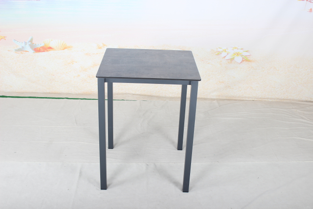 Stabilność St&oacute;ł barowy z blatem HPL na czterech nogach