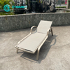 Elegant Outdoor Sun Lounger Aluminum Frame Chaise Lounge Chair Poolside Sunbed Na May Armrest Design Para sa Hotel Resort Patio