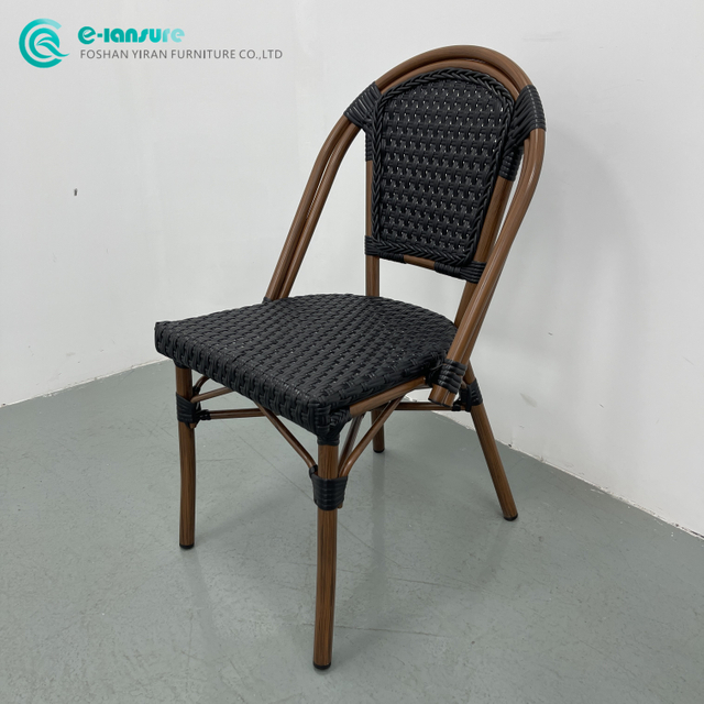 Сонгодог гадаа хоолны тавилга Өндөр чанартай хөнгөн цагаан хүрээтэй хоолны сандал Зочид буудлын рестораны кофены дэлгүүрт зориулсан нэхмэл Rattan цэцэрлэгийн сандал