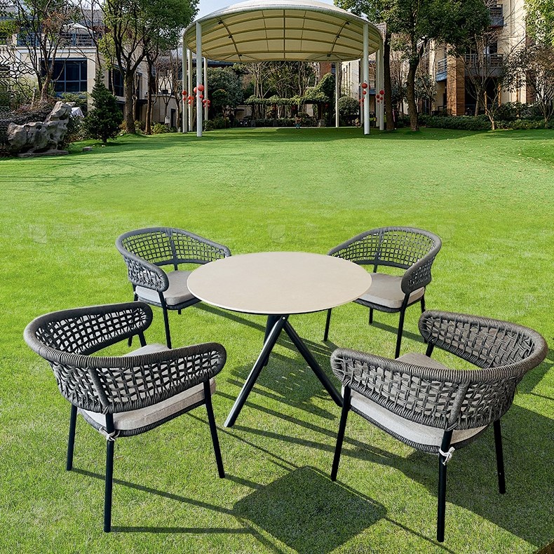 Elegantno vrtno jedilno pohištvo, jedilni stol iz vrvi z aluminijastim okvirjem in okroglo mizo za restavracijo na prostem