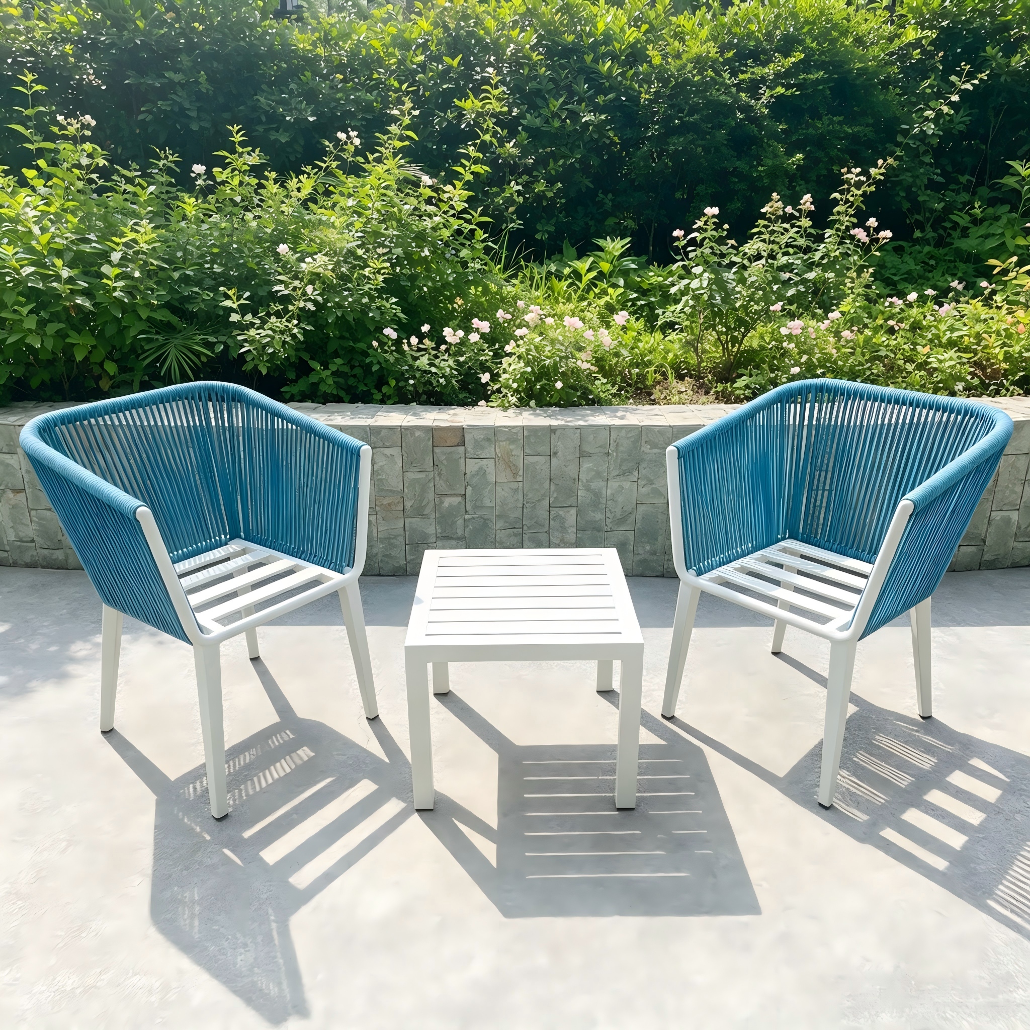 Minimalistisches Terrassenm&ouml;bel-Set aus blauem Seilstuhl und Couchtisch mit Aluminiumrahmen f&uuml;r den heimischen Innenhof