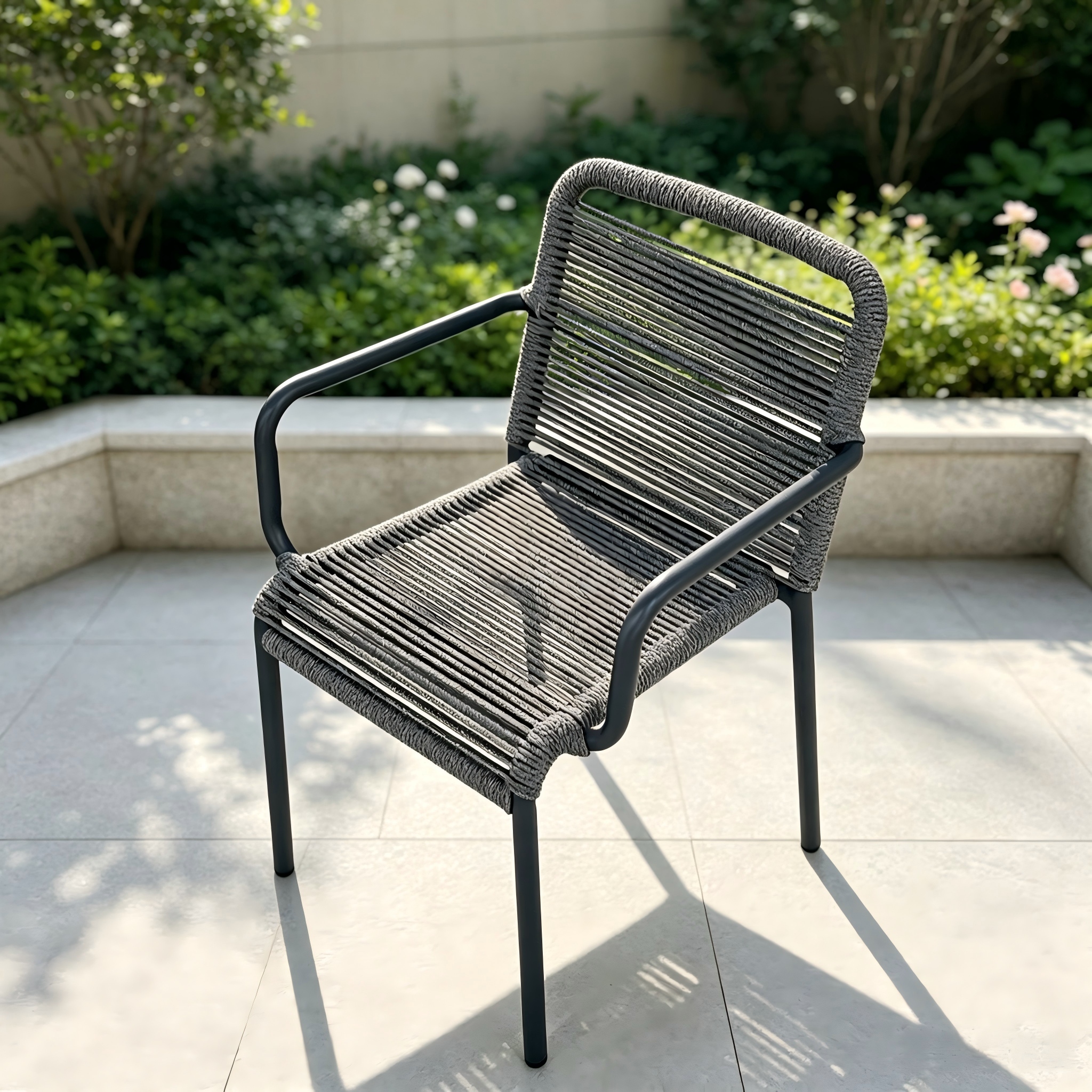 Kursi Taman Hitam Furnitur Baru Bergaya dengan Sandaran Tangan Dapat Ditumpuk