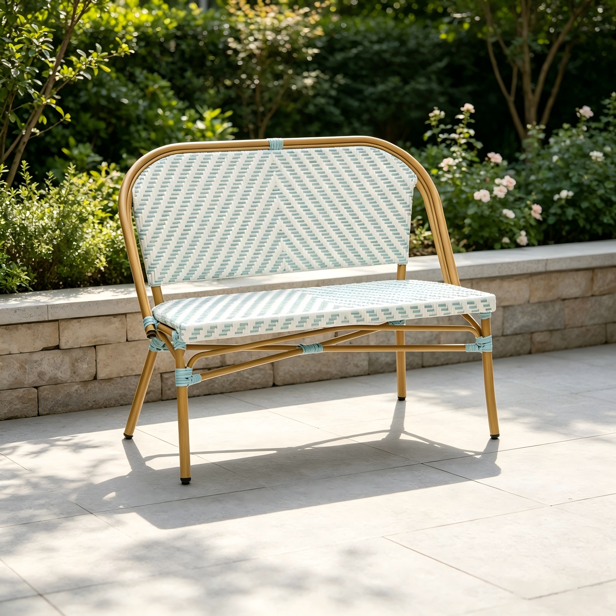 Nordic Outdoor Bistro Aluminium Tuin Lang Bankstoel Elegante geweefde rottangbankstoel vir koffiewinkel